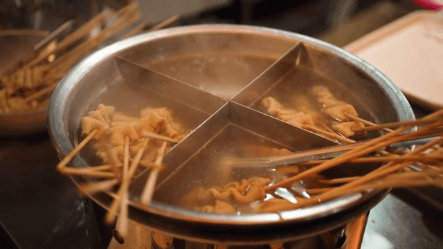 냄비에서 끓고 있는 어묵 꼬치