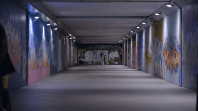 자전거 타는 사람과 그래피티 터널