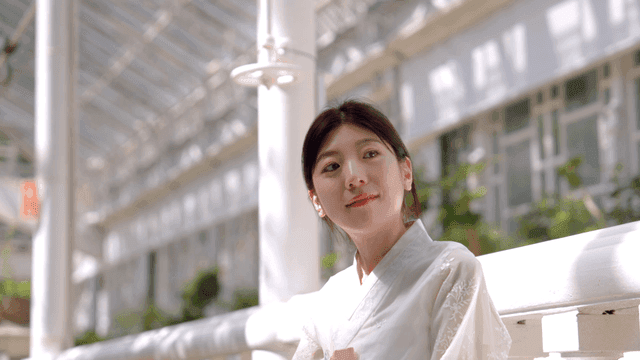 한복을 입은 여성이 실내에서 햇빛을 즐기는 모습