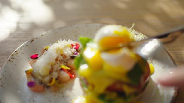 아침 식사로 먹는 에그 베네닉트와 샐러드