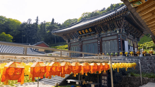 등불이 있는 전통 한국 사찰