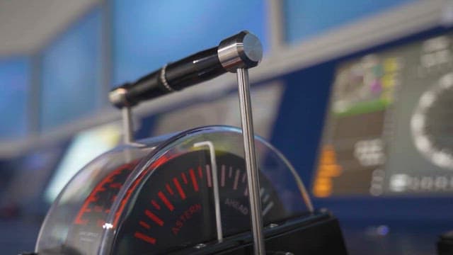 선박 제어실의 레버 클로즈업