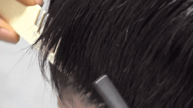 가위와 빗으로 머리카락 다듬기