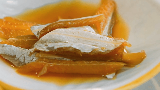 소스에 담긴 생선 요리