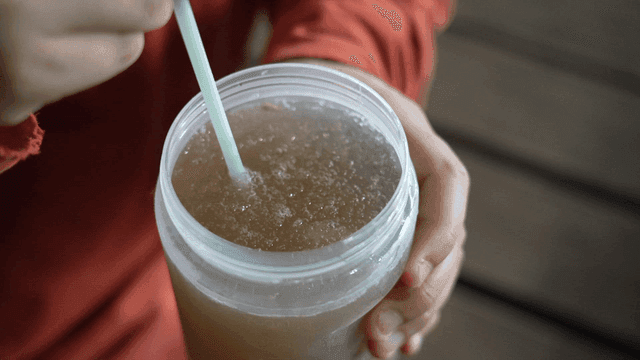 빨대가 꽂힌 얼음 껴있는 식혜