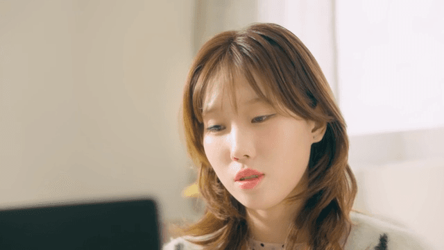 실내에서 컴퓨터 화면에 집중하는 여성