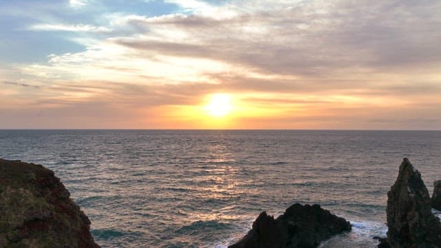 바위 절벽과 함께하는 바다의 일몰