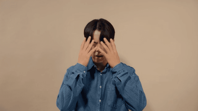 얼굴을 가리며 괴로워하는 남자