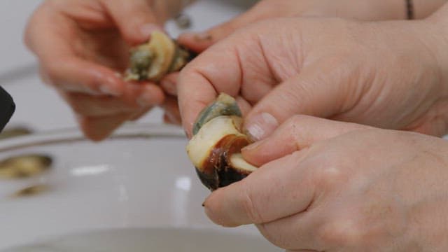 주방에서 조개를 준비하는 사람들