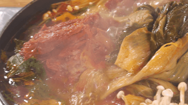 뜨겁게 끓는 우거지 감자탕