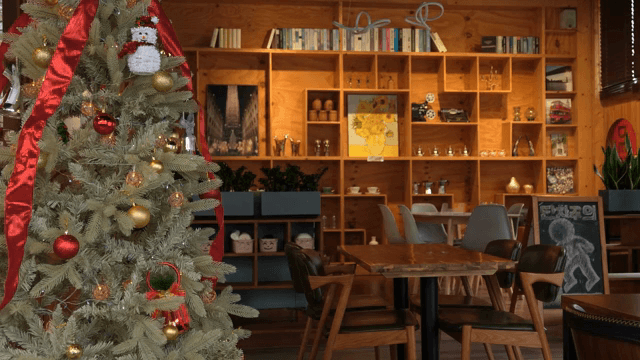 장식된 크리스마스 트리가 있는 아늑한 카페