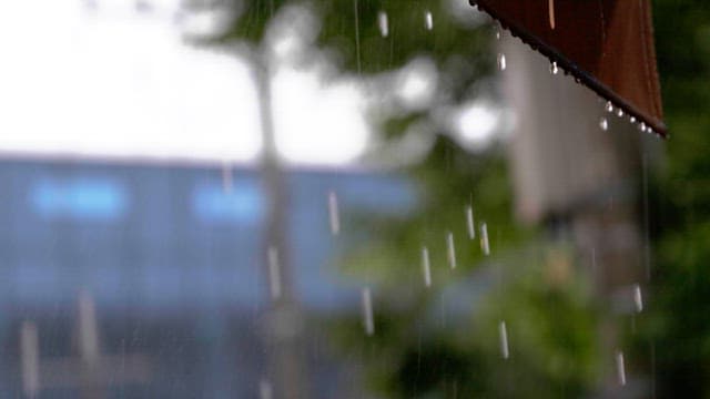 지붕의 어닝 끝에서 떨어지는 비