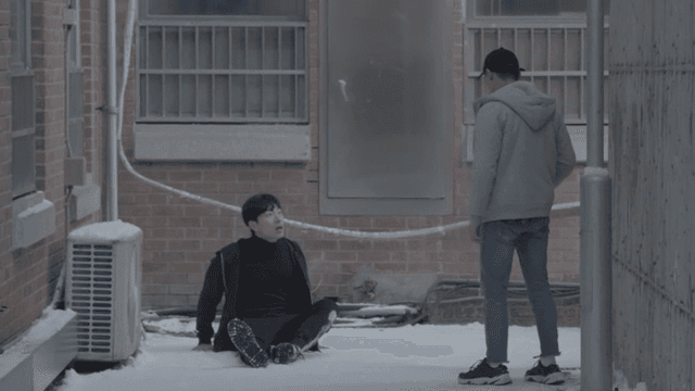 눈 덮인 골목에서 다투는 두 남자