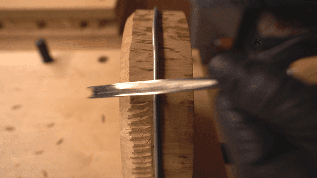 나무 바퀴에 끌로 작업하는 모습