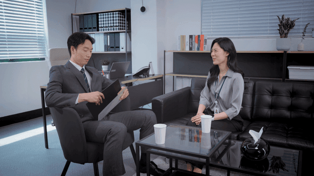 집중적인 토론이 있는 사무실 회의