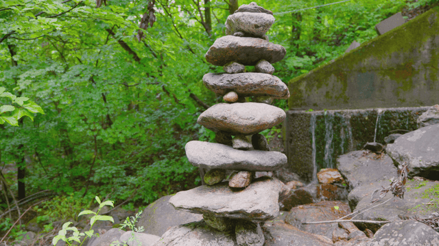 푸른 숲 속의 쌓인 돌탑