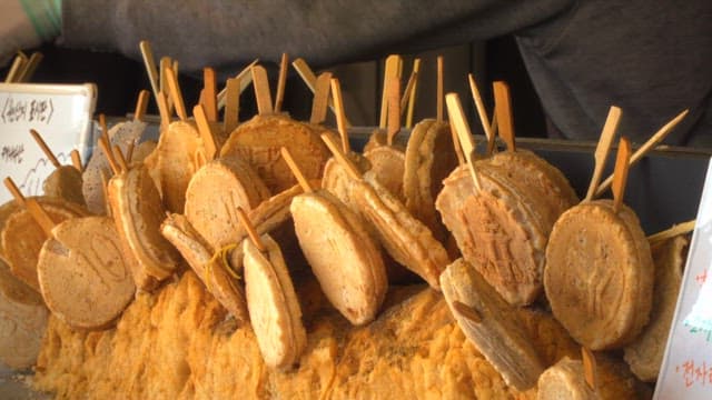 한국 전통 간식을 판매하는 거리 노점상