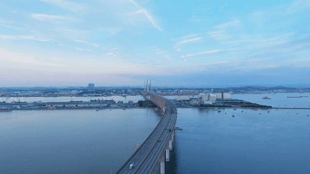 잔잔한 바다 위로 뻗은 다리