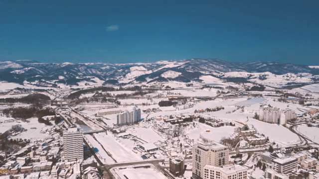 눈 덮인 도시와 먼 산