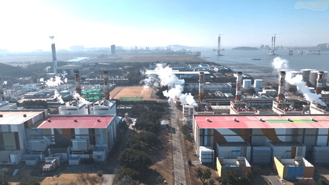 바다 근처의 대규모 산업 단지
