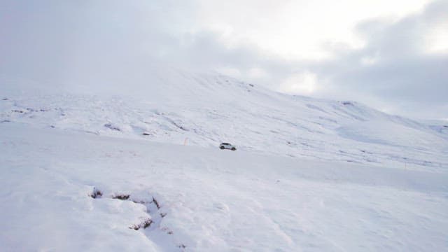 눈 덮인 풍경을 달리는 자동차