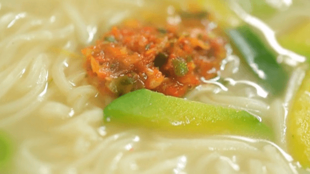 애호박과 김치가 올라간 안동국시 한 그릇