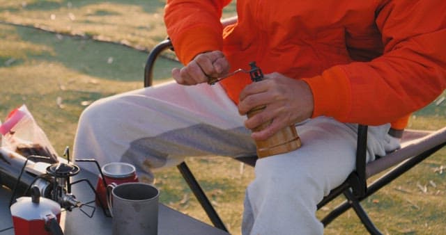 수동 그라인더로 야외에서 커피 준비하기