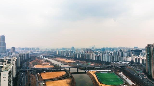 분주하고 밀집된 도시와 대비되는 하천과 수변 공원