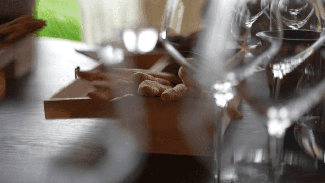 유리잔과 함께 테이블 위 파네토네