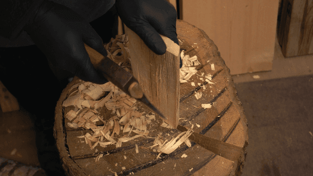 손 도끼로 나무를 조각하는 모습