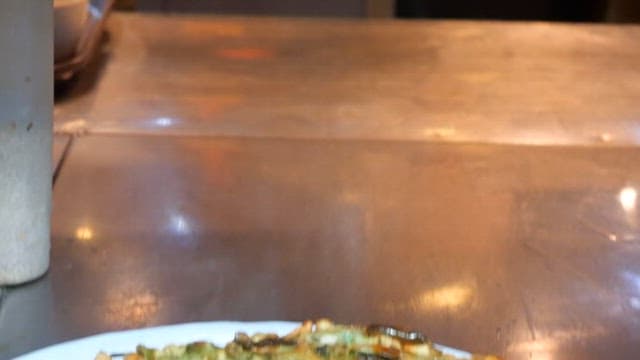 철판 위에서 신선한 해물파전 요리