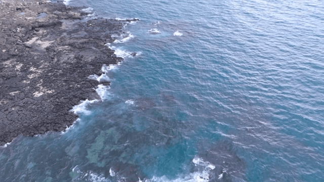 맑은 푸른 물과 바위 해안선