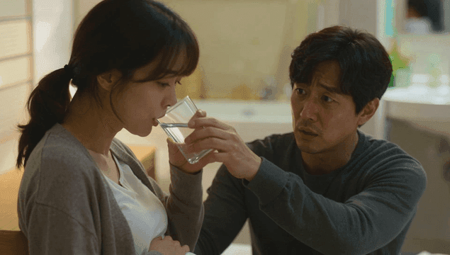 임산부에게 물을 건네는 걱정스러운 남편