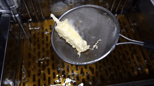 튀김 요리하는 장면