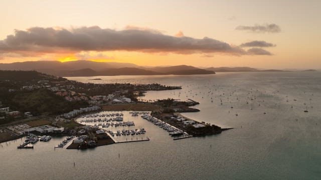 일몰의 해안 마리나