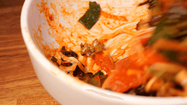 그릇에서 채소들과 섞이는 맵콤한 회무침