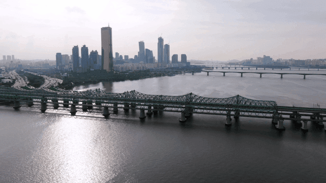 강과 다리가 있는 도시 스카이라인