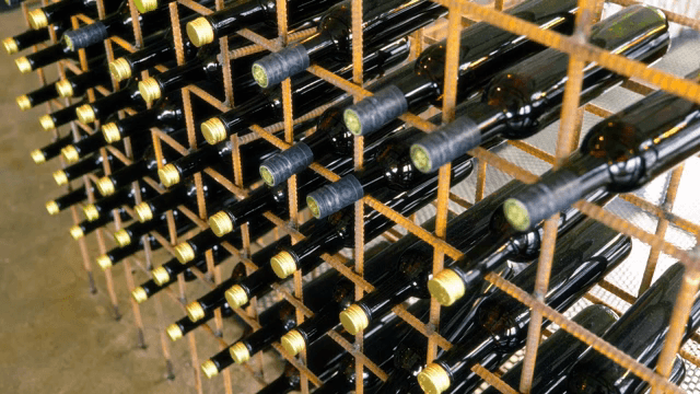 와인 병이 정돈된 선반