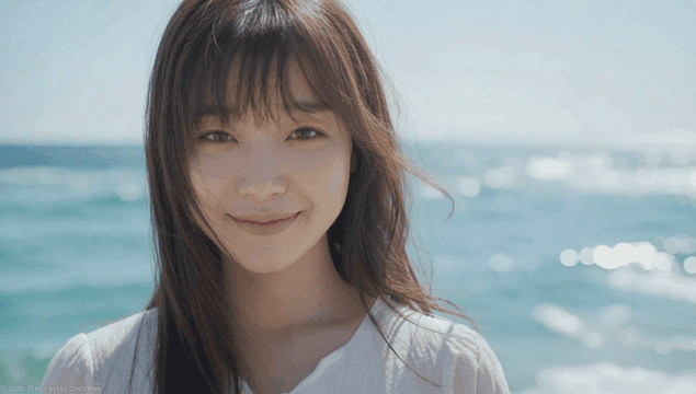 바다에서 정면을 보고 미소 짓는 여성