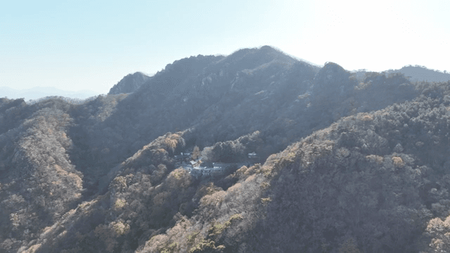 멀리 보이는 한옥과 산 풍경