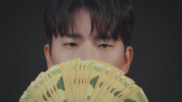 화폐를 부채처럼 들고 있는 사람