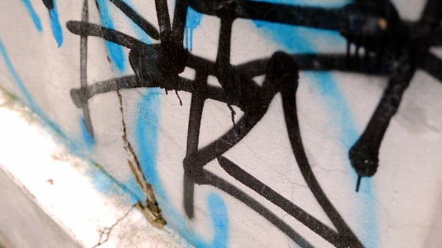 금이 간 벽의 그래피티