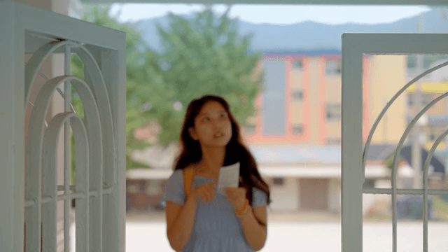 역 입구로 들어오는 젊은 여성