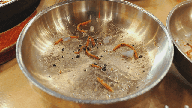 반찬 자투리가 남은 빈 그릇