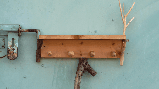 철문에 달린 나무 선반