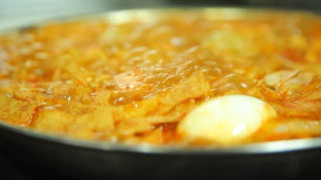 냄비에서 끓고 있는 매운 라볶이