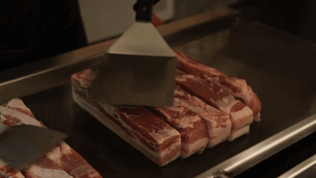 그릴에 준비되는 생 삼겹살