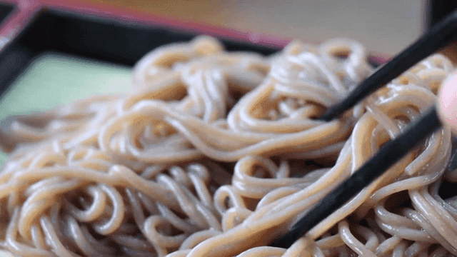 젓가락으로 소바 면을 들어올리는 장면