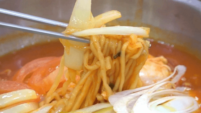 토마토와 양파를 넣은 라면 요리