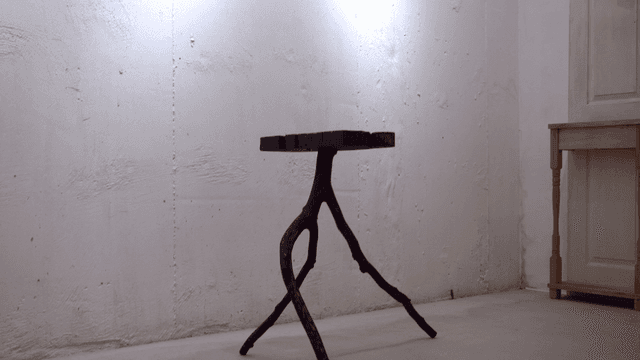 미니멀한 방의 독특한 나무 테이블